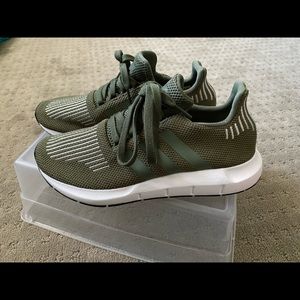 Adidas swift run men’s size 6 women’s 7 1/2 / 8
